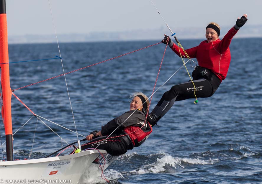 Amalie Spork Dalum og Stine Haberkost på deres 29er. Foto: Peter Søgaard