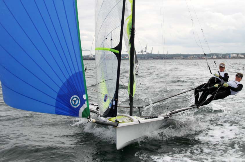 49eren har allerede kostet en flækket læbe og en blodtud, fortæller rorsmanden Maiken Schütt, der kommer fra Laser Radial-klassen.