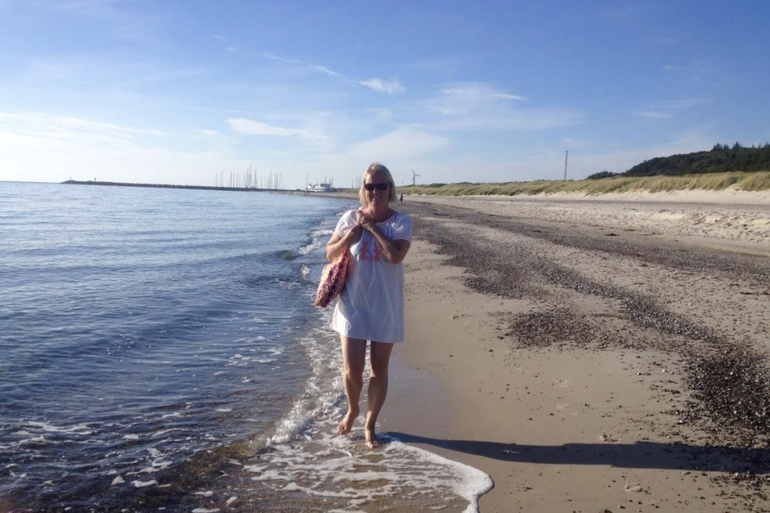 Anholt kan prale af meget børnevenlige strande. Også voksne kan dog nyde en strandtur, hvilket Lars Ibsens hustru her er bevis for. Foto: Lars Ibsen