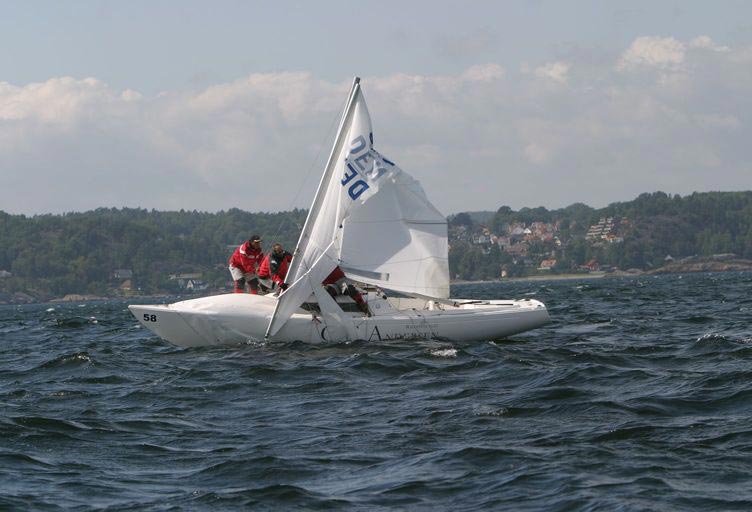 I det mindste slap sejlerne for en gentagelse af sidste års brækkede mast og kæntringer i Larvik. Foto:.h-boat-class.org