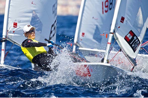 Sarah Gunni, der tog en flot sølvmedalje i Laser Radial til Word Cup på Mallorca, skal måske til at kalde sin båd en Torch. Foto: Jesus Renedo