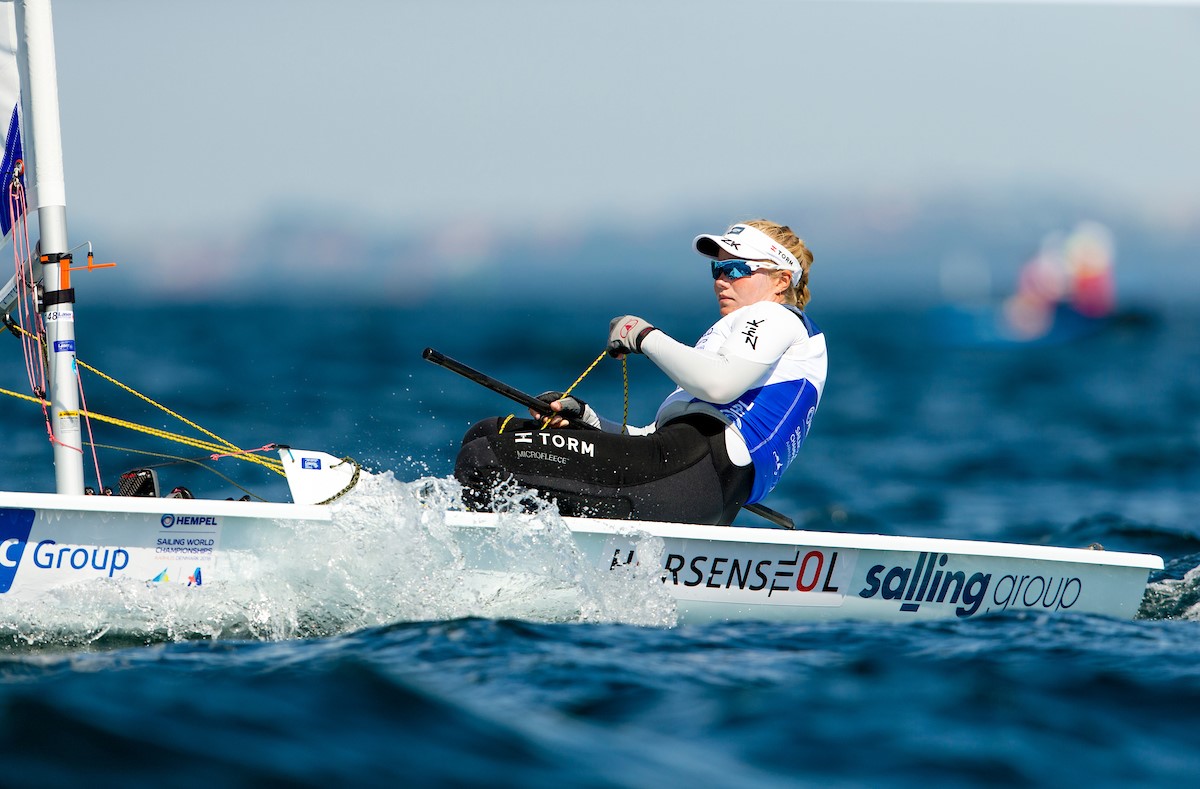 Fredagen i Aarhus bød på gode sejladsforhold med sol og cirka fem sekundmeter vind fra sydøst. Her ses Rindom fra i dag. Foto: World Sailing