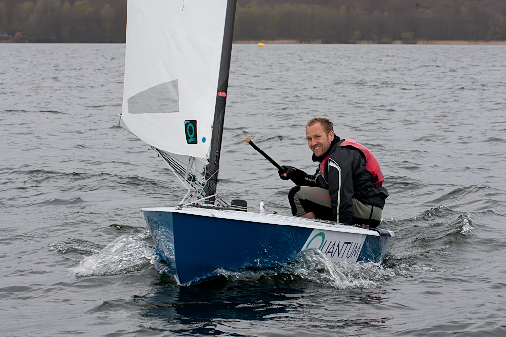 Vinder Jens Lauge sejler med kiwimast og kiwibåd og Quantum-sejl, designet af en kiwi. Foto: Bo Svensmark