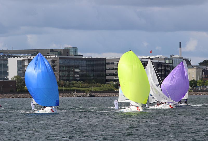 Tre danske sejlklubber sejler om æren og en fem kilo tung sølvpokal. Arkivfoto fra Sejlsportsligaens finale i Hellerup. Foto: Katrine Bertelsen