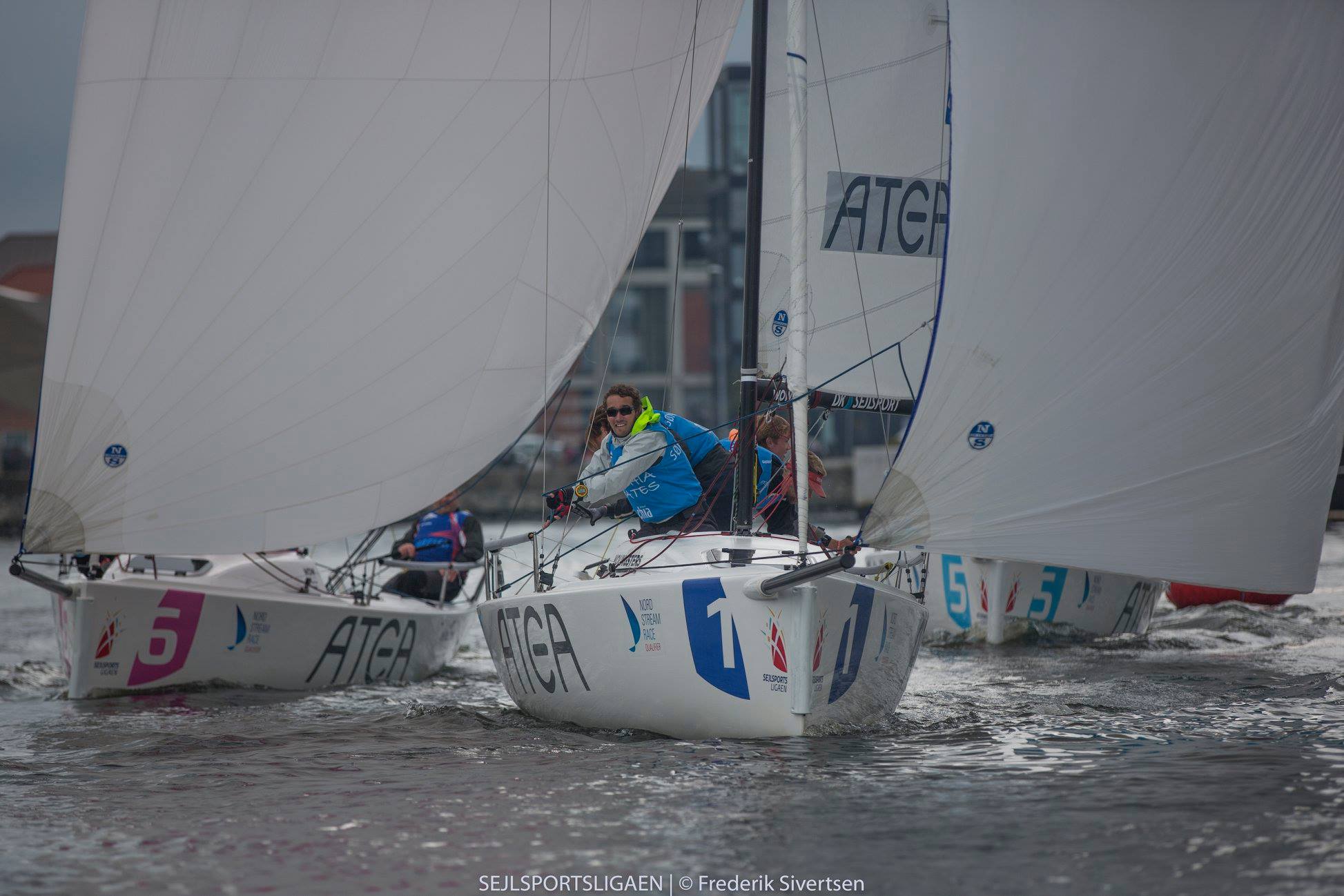 Vejret har været uhyre skiftende i Aarhus, hvor regn og varierende vindstyrker har udfordret sejlerne. Foto: Sejlsportsligaen / Frederik Sivertsen