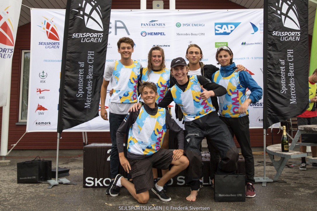 Jeppe Borch, Nikolaj Borch, Amanda Ulmdal, Mathias Rossing og Nikolaj Rasmussen udgjorde det vindende Youngsters-hold i Skovshoved. Foto: Sejlsportsligaen / Frederik Sivertsen