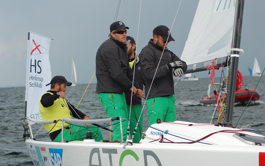 Mads Christensen ved roret og tidligere America's Cup-sejler, Morten Halkier, står ved siden af. Foto: Rune Neumann