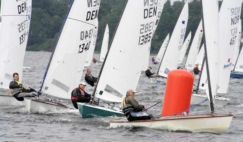 Lige i denne situation er der ingen slinger i valsen, men en mærkerunding giver ofte anledning til vrøvl. Foto: Yachtfoto-Beeke/Flensburg