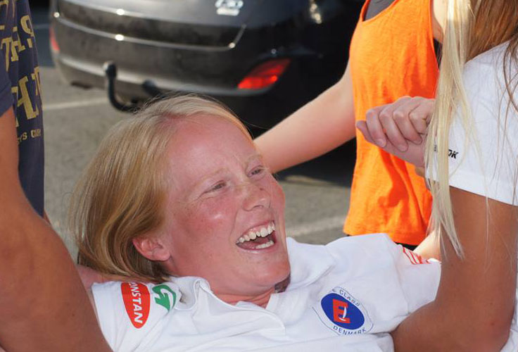 Anna Livbjerg blev smidt i vandet efter hun vandt VM-guld igen i Europajollen. Foto: Søren Johnsen