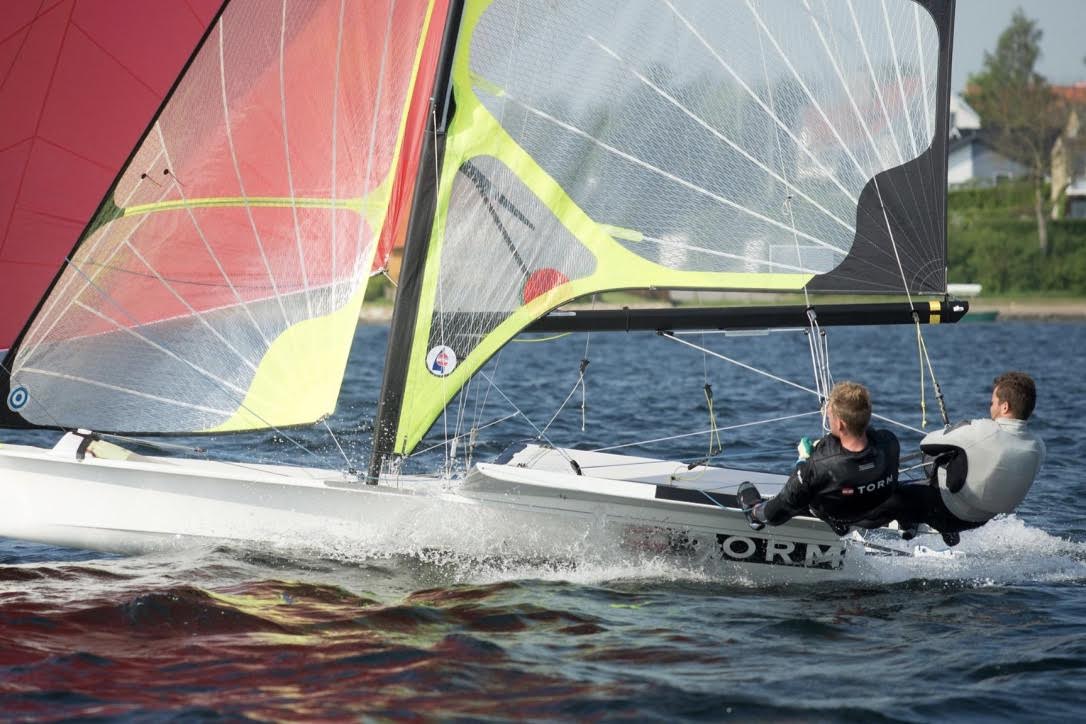 Flere nye danske besætninger er på vandet i Kiel, herunder Mads Emil Lübeck og Nikolaj Buhl. Foto: Dansk Sejlunion/Flemming Ø. Pedersen