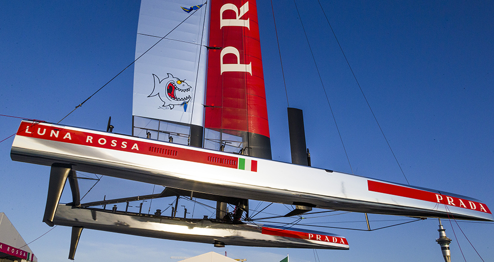 Luna Rossa ses her i Auckland. Den kan sejle 42 knob og den kan også vælte let, så man forleden med Oracle. Foto: Prada