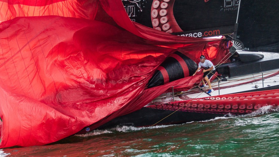 Puma kuskestarter og må dreje om sig selv, alligevel blev de treer i mål i inport-sejlads. Foto: Poul Todd, Volvo Ocean Race.