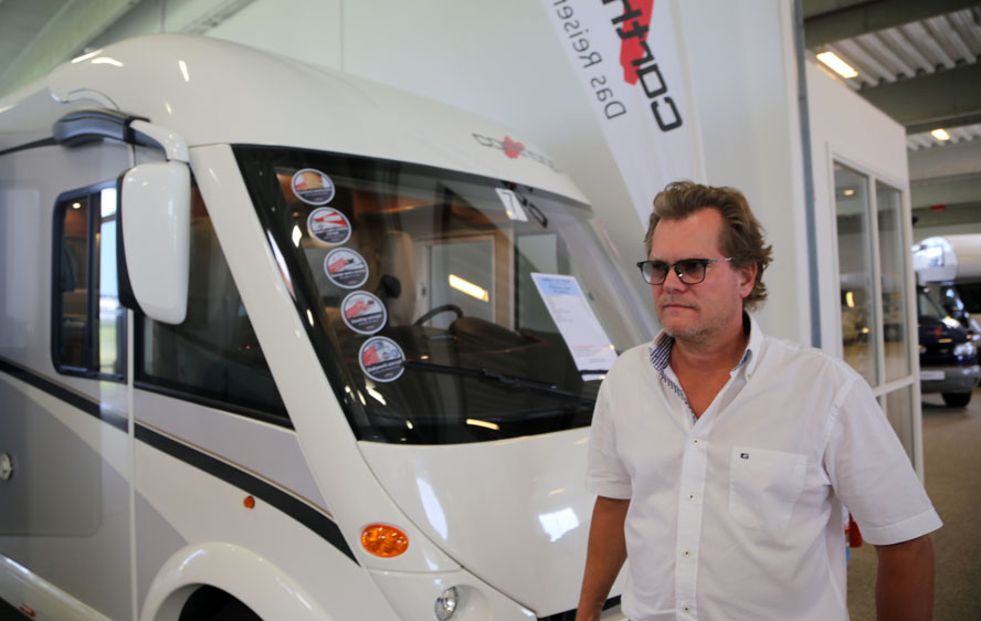 Michael Floor, der til dagligt bor i Randers, står her foran Camper Carthago c-tourer til 1,2 mio. kroner. Den vises frem i Ishøj. Foto: Troels Lykk