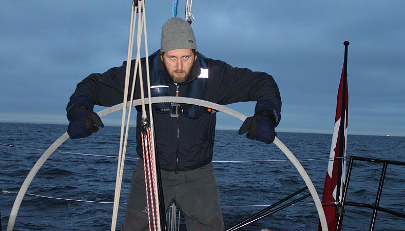 Mads Christensen ved roret på Øresund.