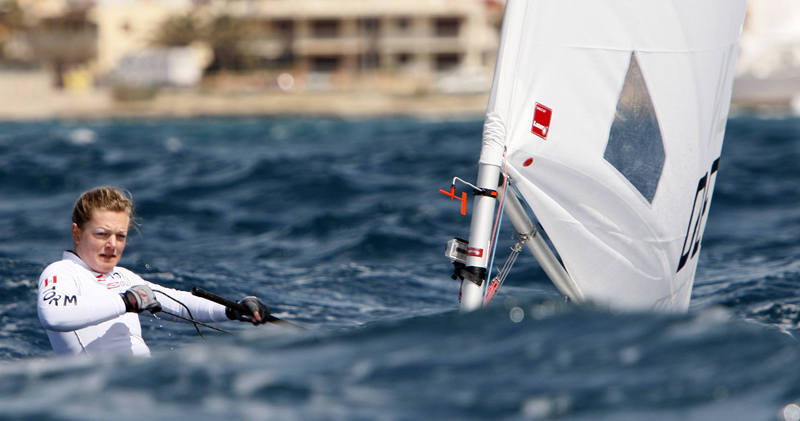 Maiken Schütt da hun sejlede på Mallorca i foråret. Foto: Mick Anderson for Dansk Sejlunion