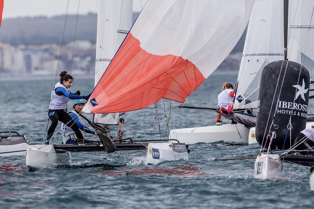 De 30 Nacra 17'ere nåede, som en af de få klasser, at sejle tre sejladser på stævnets førstedag. Foto: Jesús Renedo / Sailing Energy