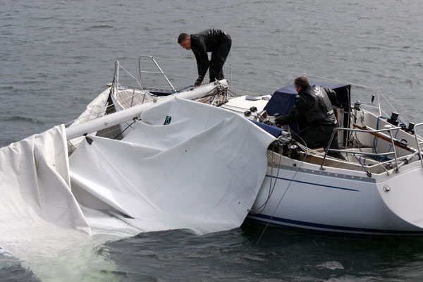 Mast knækket på 32 fods båd i Århusbugten. Foto: Niels Kjeldsen