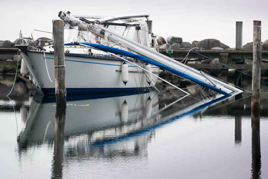 Der skete kun materielle skader, da 38 fods motorsejler fra Svendborg mistede masten i Rudkøbing havn. Men ejeren hænger selv på udgifter til reparation. Foto: Søren Stidsholt Nielsen, Søsiden, Fyns Amts Avis