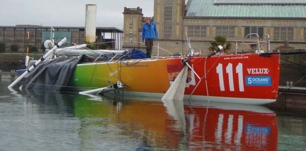 Eco 60 ‘Five Oceans of Smiles’ med knækket mast, godt det skete før sejladsen og ikke under. 8 sejlere fra 7 nationer sejler 17. oktober.