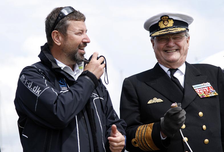 HKH Prins Henrik skød fredag en Match Race dyst mellem matroser fra Kongeskibet Dannebrog i gang. foto: Jess Anderson