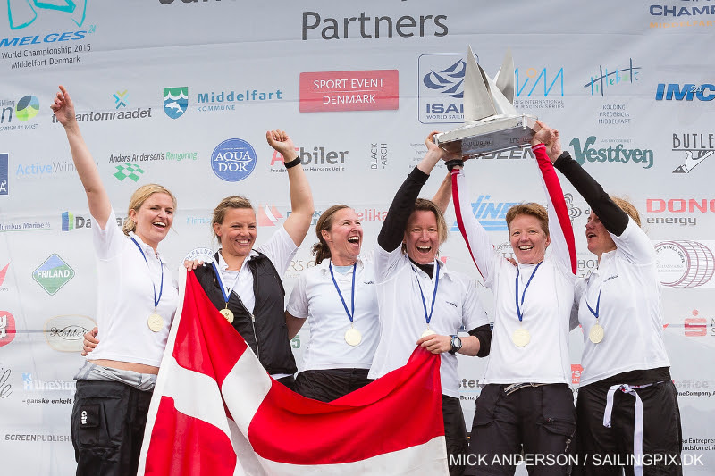 Anne Sofie Munk-Hansen, Josephine Nissen, Tina Gramkov, Nina Grunow og indhopper Vivi Lund Møller nu kan kalde sig verdensmestre. Foto: Mick Anderson/sailingpix