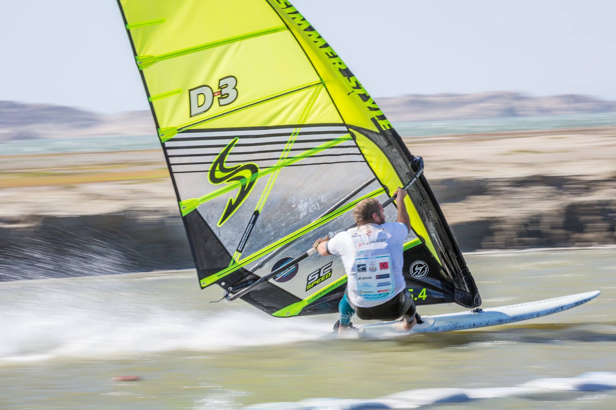 Nivå-surferen Mikkel Asmussen skulle holde tungen lige i munden, da han satte dansk fartrekord i denne uge i Afrika. Foto: Simmer team Luderitz Namibia