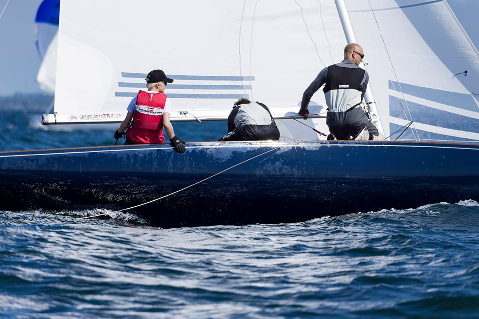 Oscar Hendriksen, Lars Hendriksen og Lars Stenfeldt Hansen fra Yachtklubben Furesøen i den ældre båd Eva. Fotos: Mogens Hansen