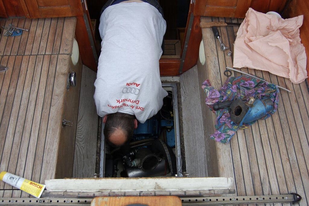 Det er forholdsvis nemt at komme til motoren i vores båd. Godt, når alarmen pludselig klager. Foto: Malene Wilken