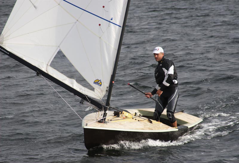 Vinder Stefan Myralf, står op på lænseren. Foto: Anders Lund