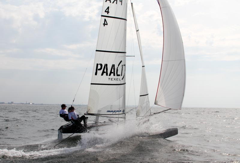 Masten er knækket under sejlads i over 12 m/s. Foto: Nacra Sailing