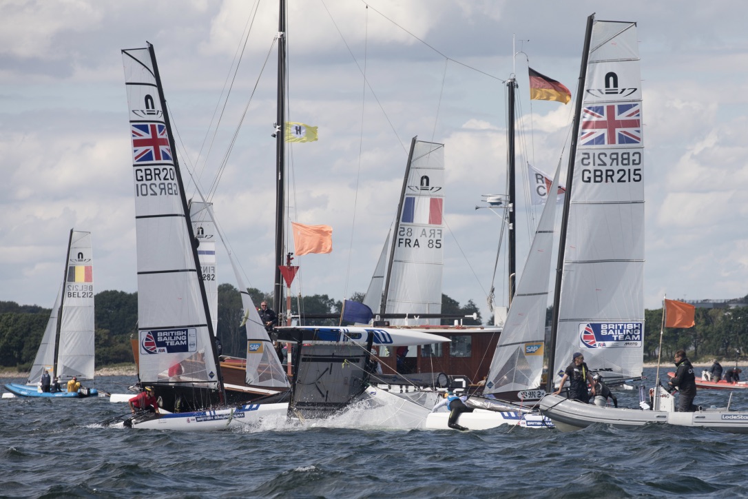 Flere Nacra-sejlere måtte en tur i vandet i deres første sejlads ved EM i Kiel. Foto: Peter Brøgger