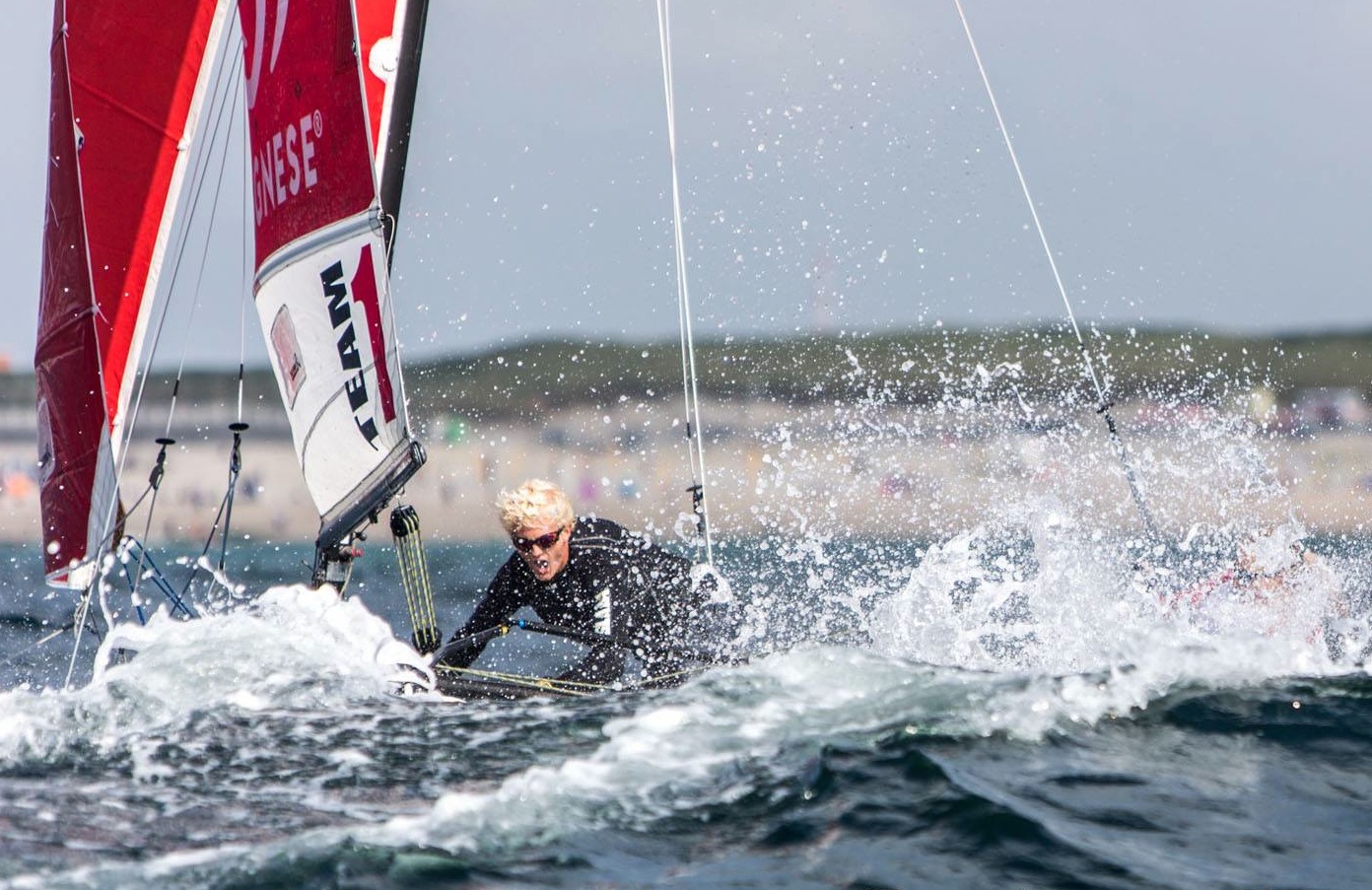 Martin er danmarksmester i Hobie 16 spi og Anette er dobbelt europamester i europa-jollen. Nu gælder det Nacra 17.