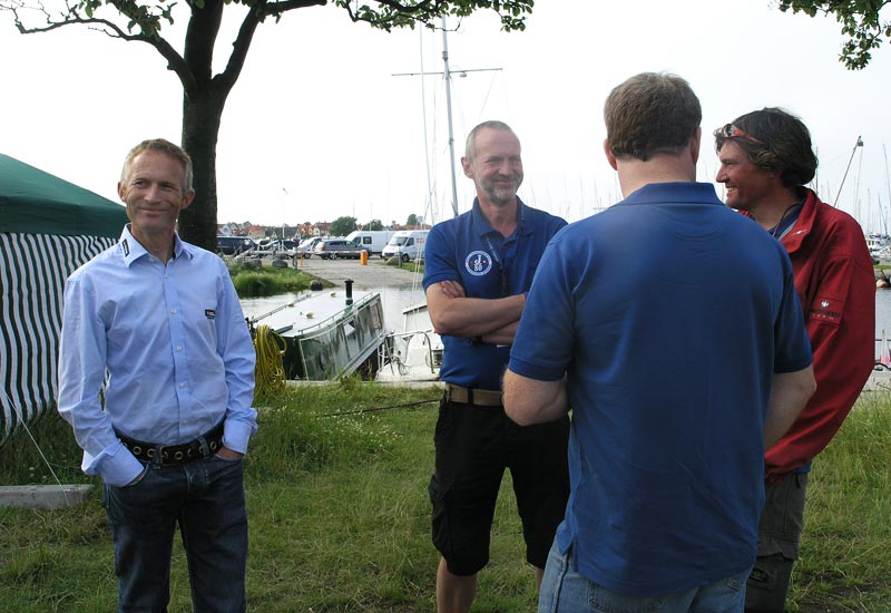 Hans Natorp, Christian Lerche og flere officials får en snak før åbningsceremonien. Foto: Katrine Bertelsen