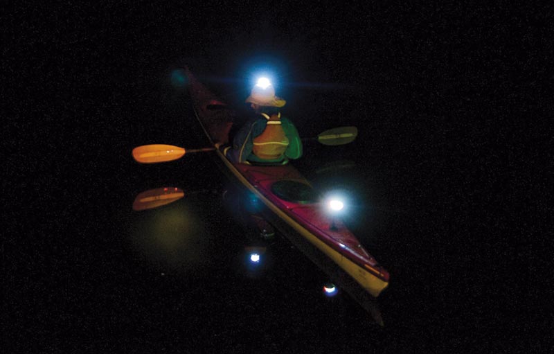 Også kano- og kajaksejlere kan have glæde af lidt lys i mørket. Foto: palby.dk