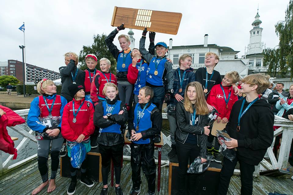 KDY stod atter øverst, da der skulle deles medaljer ud til hold-DM i Optimistjolle. Foto: Mogens Hansen