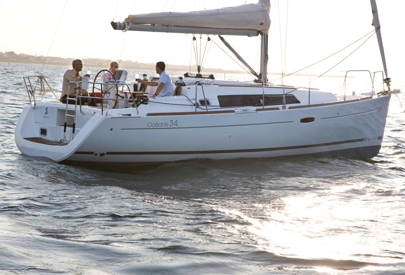 Beneteau Oceanis 34 har et meget stort cockpit, i forhold til bådens størrelse. Foto: Beneteau/Risbjerg