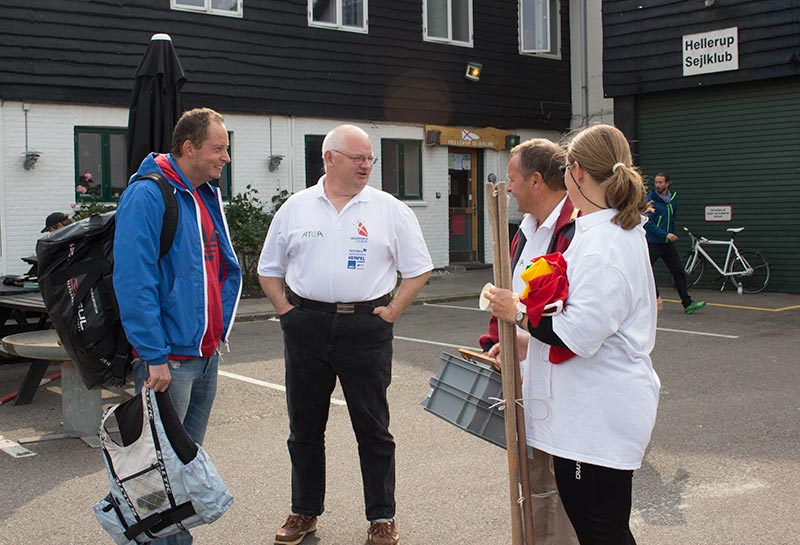 Sejlsportsligaen kræver mange hænder. Jon Møgelhøj, Paw Hagen, Peter Lübeck og Christina Nielsen er klar til at gå på vandet til ligafinale i Hellerup. Foto Katrine Bertelsen