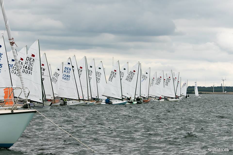 Stor startlinje skal der til når Danmarks største voksenjolle-klasse holder DM. Foto: Søren Svarer, sejlfoto.dk