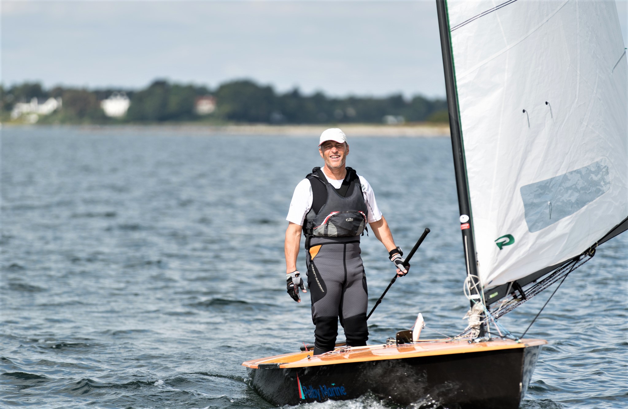 Anders Andersen er flyvende i sin danske Strandberg-jolle med Green Sails fra Aarhus. Foto: Simon Wittrup