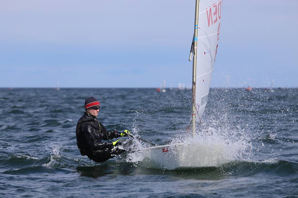 Emil Christensen er næsten 1,80 meter høj og dermed i princippet vejer for meget til at sejle i let vejr, som prægede de to første rangliste-stævner. Her er han i Kerteminde i Pinsen. Foto: Troels Lykke