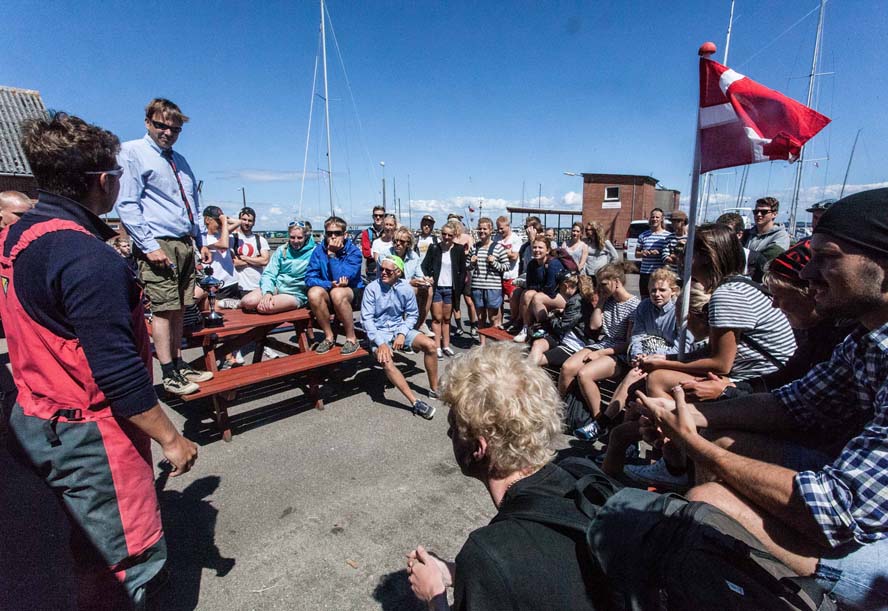 Misundelige blikke rettes måske her mod Patrick Læborg i Lundeborg Havn. Til højre ses deres lærer Christian Liebergreen.