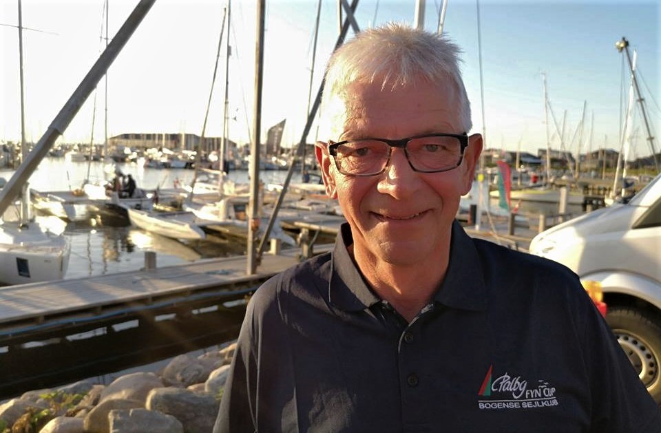 Poul Erik Nielsen har været stævneleder for Palby Fyn Cup i mere end 25 år. De seneste to år er han begyndt at sejle med i sin X-99er. Foto: Troels Lykke