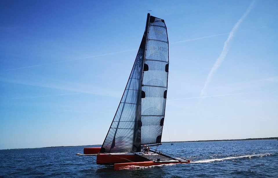 Dragonfire med Jens Quorning og to gaster kom som forventet først i mål, men ingen rekord denne gang. Her ses båden i går under starten i Bogense. Foto: Troels Lykke