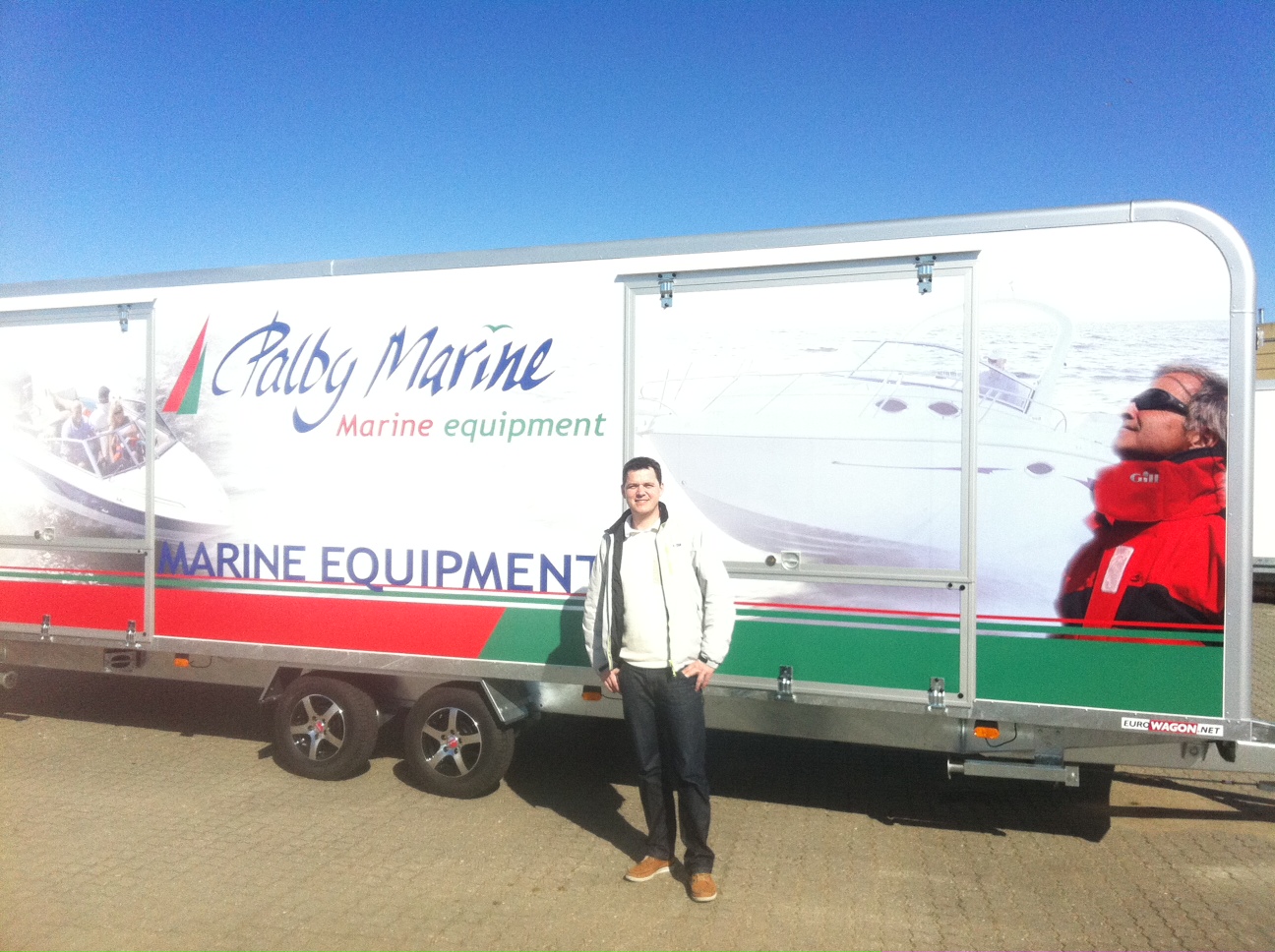 Det er en fantastisk trailer vi kommer rundt med, siger Peter Helleskov, der her står foran den kæmpe trailer. Foto: Palby Marine