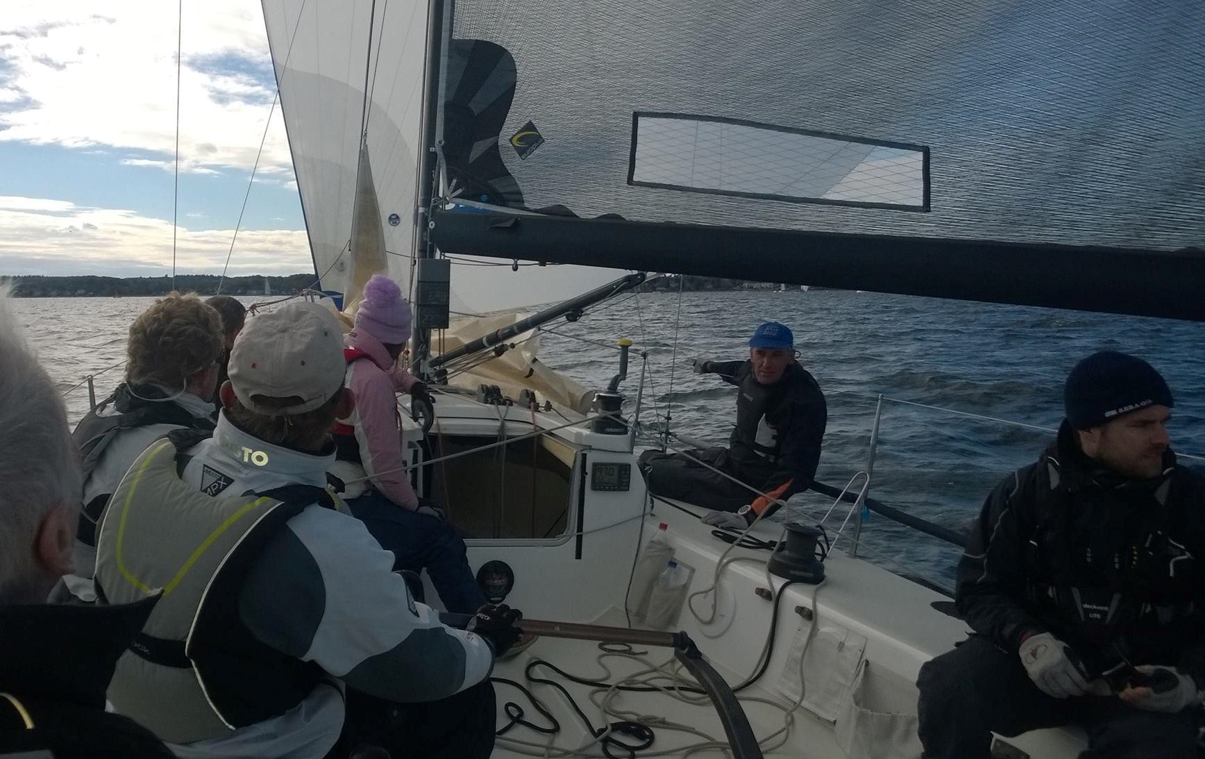 Team RapRap på vej i mål efter en suveræn serie med 4 prikker og en 2nd plads (Jan Hansen, Bo Selko, George Bry, Peter Thagaard Olesen, Frank, Rasmus Rosental & Henrik V. Jørgensen. Foto: Henrik Jørgensen