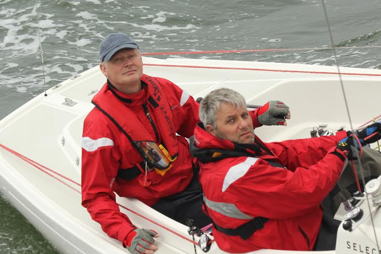 Poul Jensen og gaster fører med Claus Høj Jensen lige i hælene. Lidt som at køre i en Fiat 500 med Hells Angels rockere bag sig, de vil gerne forbi. Foto: Ole Vognstoft