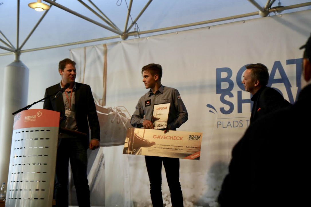 En glad Jakob Precht kunne modtage prisen foran udstillere og pressen på Boat Show. Foto: Sara Sulkjær