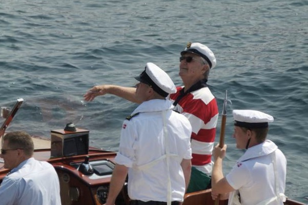 En sejlerklædt prins Henrik ombord på Kongeskibets motoryacht, Diva Viking. Billedet er taget under Tall Ships Races i Aarhus i 2013. Foto: Søren Stidsholt Nielsen, Søsiden, Fyns Amts Avis