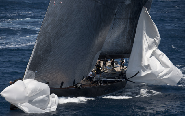 Jesper Radich og Y3K kunne ikke skjule sig for fotografen. Foto: Loro Piana Super Yacht Regatta