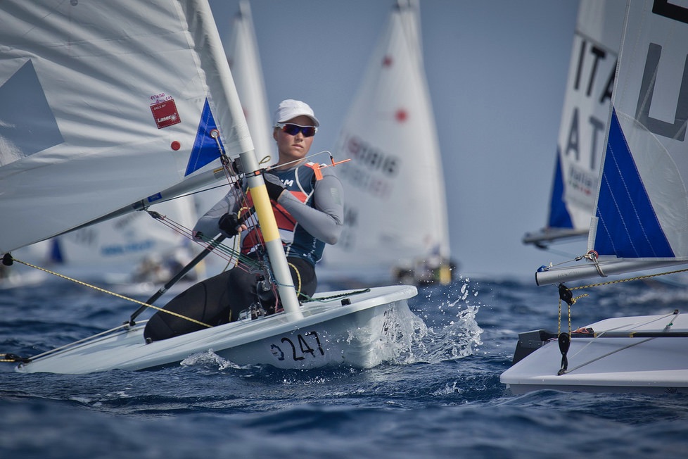 Danmarks stjerne i Laser Radial, Anne Marie Rindom, viser storform i Barcelona. Foto: Laura Carrau / BISC